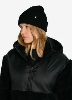 LOLE Everest Slouchy Beanie - Black -Outlet LOLE Store LAW0905 N415 3 1900x