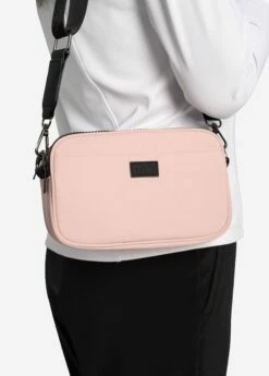 LOLE Plateau Camera Crossbody Bag - Ballerina -Outlet LOLE Store LAW0923 K772 4 1900x