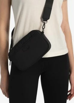 LOLE Plateau Camera Crossbody Bag - Black -Outlet LOLE Store LAW0923 N415 4 1900x