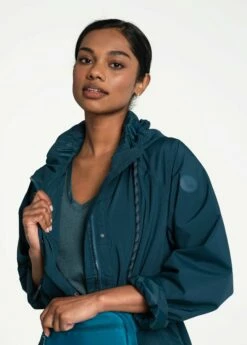 LOLE Everyday V-Neck Short Sleeve - Fjord Blue -Outlet LOLE Store LSW4386 BB49 6 1900x